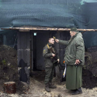 Un sacerdote ortodoxo bendice en Nochebuena a un soldado en pleno frente. SERGEY KOZLOV
