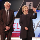 Bernie Sanders y Hillary Clinton posan juntos antes del inicio del debate, este miércoles en Kendall (Florida).