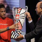 Emilio Botín entrega a Neymar el premio al mejor jugador de la Copa Libertadores.