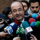 Miquel Iceta atiende a los medios de comunicación.