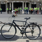 Varios ciclistas forman un cartel con el lema «Valencia en bici no es tan dificil».