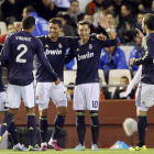 Cristiano Ronaldo celebra con sus compañeros la consecución de uno de sus goles ante el Valencia.