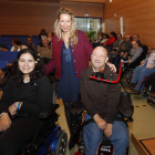 La directora del CRE de San Andrés, María Teresa Gutiérrez, con dos usuarios del centro, ayer en las jornadas. JESÚS F. SALVADORES