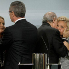 Los ministros Alberto Ruiz-Gallardón y Jorge Fernández Díaz consuelan a las presidentas de las principales agrupaciones de víctimas, María del Mar Blanco (izquierda) y Ángeles Pedraza.