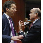 El presidente del Eurogrupo, J. Dijsselbloem habla con De Guindos.