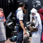 La policía francesa controla a unas mujeres antes del evento organizado en favor del burkini.