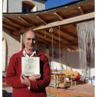 Francisco Alonso en su casa de la Sobarriba con el calendario.