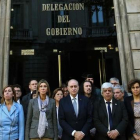 El ministro del Interior encabeza un minuto de silencio por el atentado múltiple de París en la sede de la Delegación del Gobierno en Barcelona.