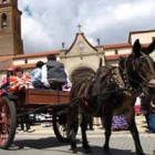 La comitiva a su salida de la iglesia de Villamañán para tomar el camino de vuelta en romería hasta