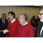 Herrera, ayer, saludando a los líderes sindicales y a Aparicio.