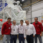 Mayo, en el centro, junto a sus compañeros del proyecto Daédalus en la base sueca.