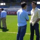 Álvaro Iglesias conversa con Tomás Nistal sobre el césped del Toralín