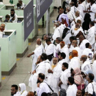 Peregrinos hacen cola en el control de pasaportes tras llegar al aeropuerto de Yeda, en Arabia Saudí.