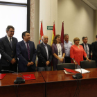 La consejera firmó ayer el convenio marco con los seis GAL de la provincia. JESÚS F. SALVADORES