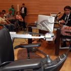 Juan Carlos Suárez-Quiñonez y Nuria Mendoza observan cómo se despliega el brazo robótico que sostiene la tablet.