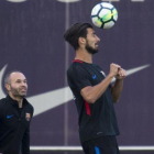 André Gomes junto a Iniesta en un entrenamiento del Barça.