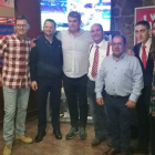 Roberto Fresnedoso junto a Diego García Varela y la directiva de la Peña Atlética Maragata. DL