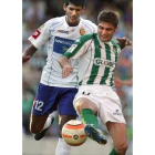 Joaquín Sánchez (derecha) y Delio Toledo, se disputan el balón
