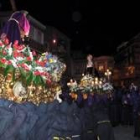 Los braceros inclinan el paso del Nazareo para saludar a la Virgen