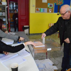 Un votante en las elecciones griegas.