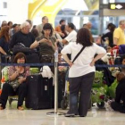 Pasajeros esperan su vuelo el primer día de huelga