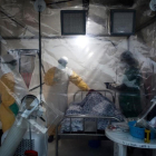 Médicos visitan a un paciente, afectado por ébola, en la ciudad de Beni, en la República Democrática del Congo.