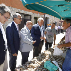 En la imagen de la izquierda las autoridades políticas acercándose a uno de los puestos de la feria, a la derecha las ristras participantes en el concurso. MARCIANO PÉREZ