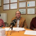 La secretaria de Juvesil, Isabel Rodri, el presidente Aniceto López, y el tesorero, Manuel Martínez