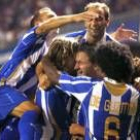 Los jugadores del Deportivo celebran el gol de Mista ante el Real Madrid