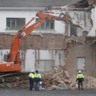 Obras de demolición de las antiguas escuelas, que se derribaron para construir el parador. JESÚS