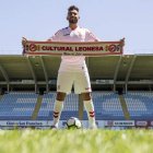 El central Ahmed Yasser durante su presentación oficial ayer en el Reino de León. FERNANDO OTERO