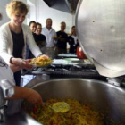 La cocinera y voluntarios de Filandón Solidario, ayer minutos antes de servir las mesas.