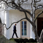 Joe Biden camina hacia la Oficina Oval de la Casa Blanca. YURI GRIPAS