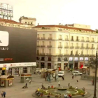 Imagen de la Puerta del Sol con la pancarta promocional de Narcos.
