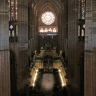Imagen del coro y el trascoro de la Catedral desde una de las plataformas articuladas en el templo para la restauración.