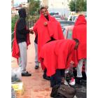 Inmigrantes subsaharianos, atendidos por Cruz Roja tras llegar a Ceuta.