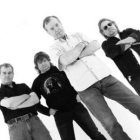 Arriba, imagen de los Nine Below Zero, banda liderada por Dennis Greaves desde los años setenta. Aba
