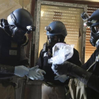 Inspectores de la ONU expertos en armas químicas recogen muestras en el barrio de Ain Tarma de Damasco.