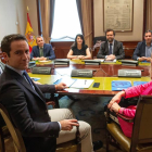 El secretario general del PP, Teodoro García Egea, el vicesecretario de Organización, Javier Maroto, y la presidenta del PP de Navarra, Ana Beltrán, reunidos con Iván Espinosa de los Monteros, Pedro Fernández y otros representantes de Vox