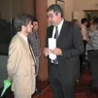 Vicente Cela escucha a García Millán, tras el pleno de su investidura