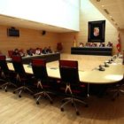 Un momento de la reunión de la Diputación Permanente, presidida por Fernández Santiago.