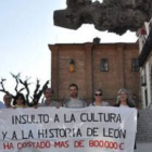 Siete miembros de Ecologistas en Acción desplegaron una pancarta contra las obras de Eduardo Arroyo