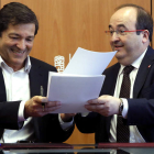 Fernández e Iceta durante la firma del protocolo de relaciones entre PSOE y PSC. SERGIO BARRENECHEA