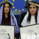 Nadia Murad (izquierda) y Lamiya Aji, galardonadas con el premio Sajarov 2016, en el Parlamento Europeo, en Estrasburgo, este martes.