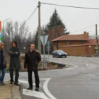 Mª Eugenia Gancedo, Ramón Ignacio Sánchez y Alberto Fernández en el cruce de Villabalter.