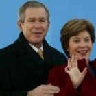 George Bush y su esposa se disponen a tomar el avión en Washington que les llevará hasta Praga
