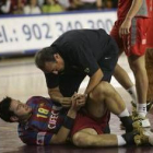 Iker Romero, atendido por el fisio, en la lesión de su mano derecha