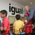 Guillermo García, con los niños del García Yebra.