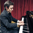 El músico catalán Daniel Ligorio toca el piano durante uno de sus conciertos.