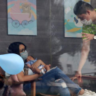 Una joven pareja muestra a su hijo a la familia en Monterrey a través de un cristal por el covid. MARÍA JULIA CASTAÑEDA